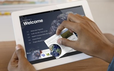 Apple Offers Digital Textbooks to Students