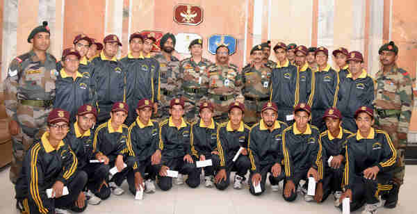 The Vice Chief of Army Staff, Lt. Gen. Sarath Chand in a group photograph with the students from Leh district of J&K and other Army Officers, in New Delhi on September 01, 2017