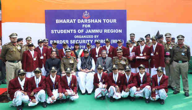 The Union Home Minister, Shri Rajnath Singh in a group photograph with the students of Jammu region, on Bharat Darshan tour organised by Border Security Force (BSF), Ministry of Home Affairs, in New Delhi on January 26, 2018. Photo: Press Information Bureau