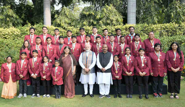 Narendra Modi in a group photograph with the winners of Rashtriya Bal Puraskar - 2019, in New Delhi on January 24, 2019
