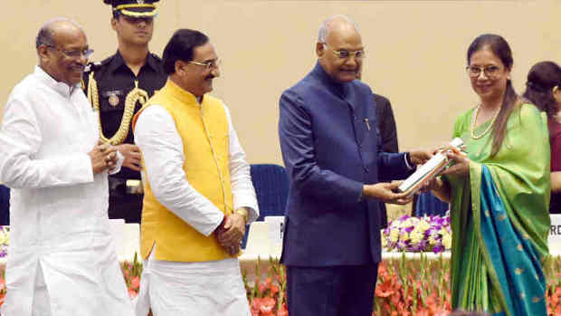 Ram Nath Kovind presenting the National Award to Teachers for the year 2018, on the occasion of Teachers’ Day, in New Delhi on September 05, 2019. Photo: PIB