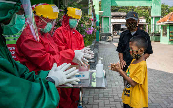 Health workers demonstrate proper handwashing to a child patient at the Bayat Community Health Centre in Klaten, Central Java, Indonesia. Photo: UNICEF