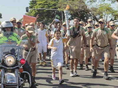 Syrian Refugee Girl Begins Olympic Torch Relay in Brasilia