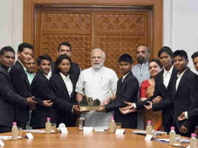 PM Modi Meets Tribal Students from Maharashtra