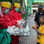 Health workers demonstrate proper handwashing to a child patient at the Bayat Community Health Centre in Klaten, Central Java, Indonesia. Photo: UNICEF