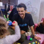UNICEF Goodwill Ambassador Orlando Bloom plays with children in the UNICEF Spilno Child Spot at a metro station in Kyiv, Ukraine on 25 March 2023. Photo: UNICEF