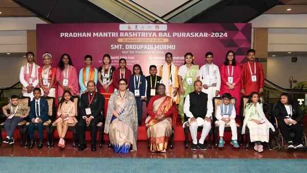 The President of India, Droupadi Murmu, presented Pradhan Mantri Rashtriya Bal Puraskar to 19 children at a function held in New Delhi on January 22, 2024. Photo: PIB